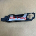 Tay mở cửa trong Chevrolet Captiva 2006-2012.  