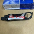 Tay mở cửa trong Chevrolet Captiva 2006-2012. 