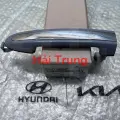 Tay mở cửa ngoài cửa trước Hyundai