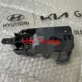 tay mở cửa trong Hyundai Santafe chính hãng