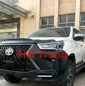 Mặt ca lăng độ Lexus cho xe Toyota Hilux.  