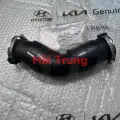 Ống cấp dầu vào két Turbo trên Hyundai Santafe