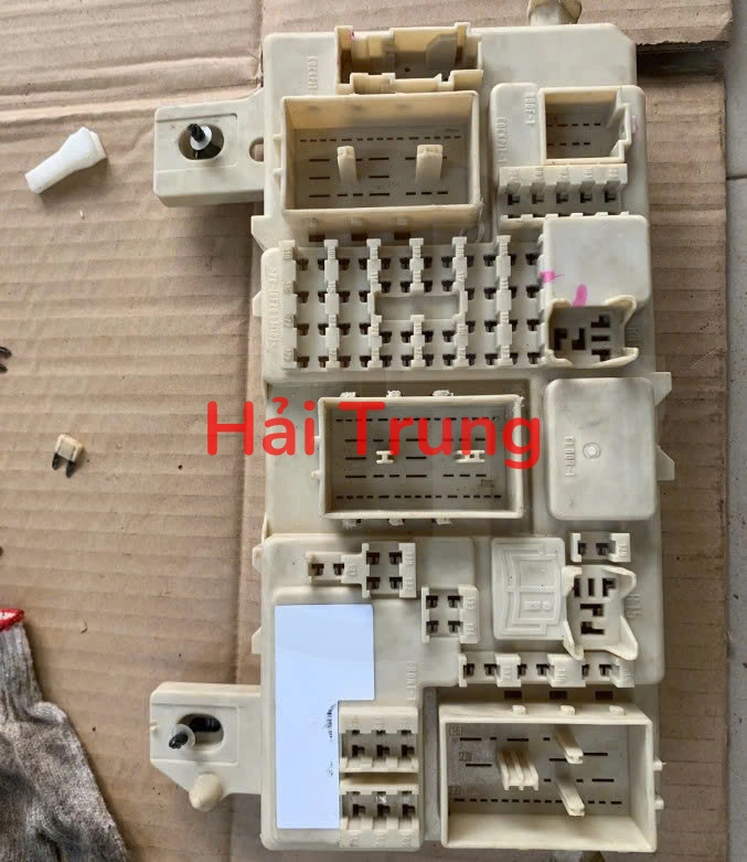 Hộp cầu chì trong xe Ford Focus 2010 Tháo Xe