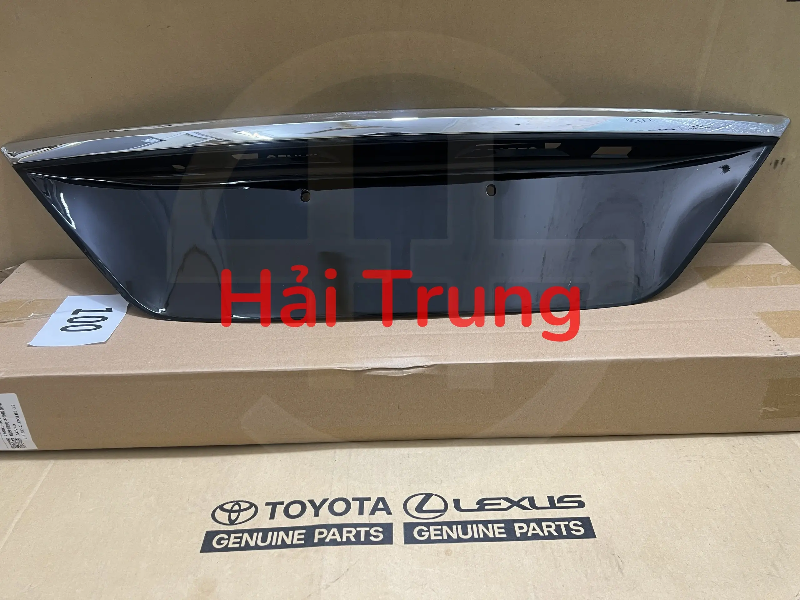 Ốp đỡ biển số phía sau Toyota Camry chính hãng