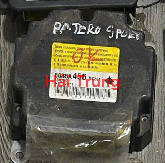 8635A465 Tháo xe hộp điều khiển túi khí Mitsubishi Pajero Sport