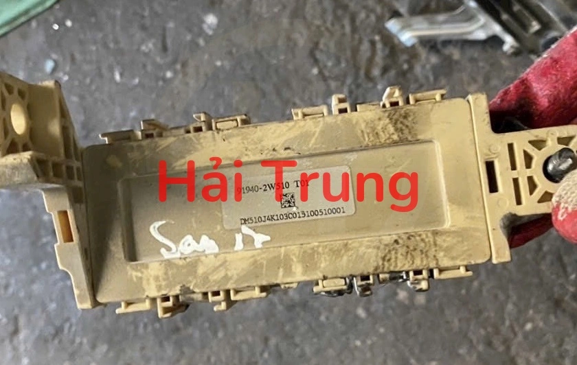 Tháo xe hộp cầu trì Hyundai Santafe 2013-2017 919402W510