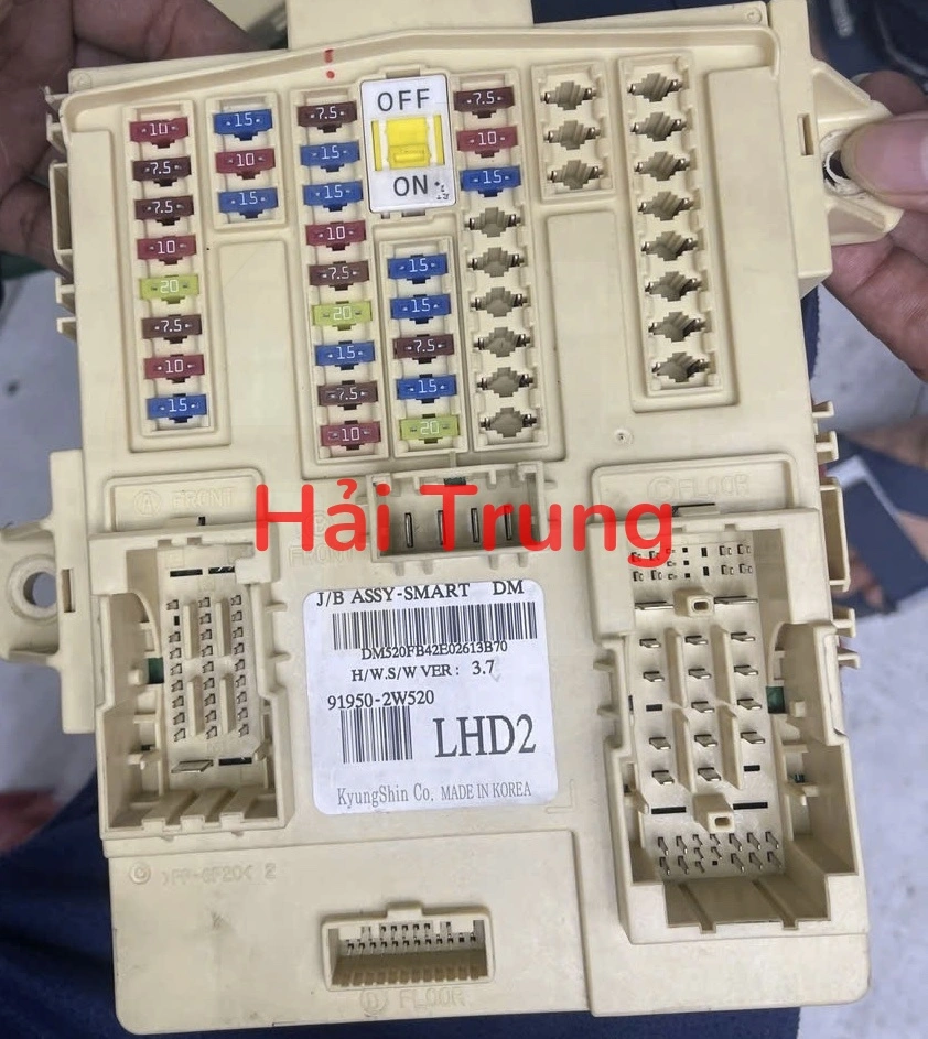 Hộp cầu trì trong xe Hyundai Santafe 2012-2017 Tháo Xe 919502W520