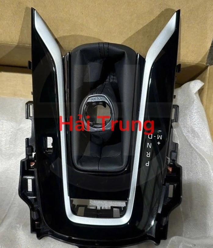 Ốp cần số Toyota Cross 2020-2025