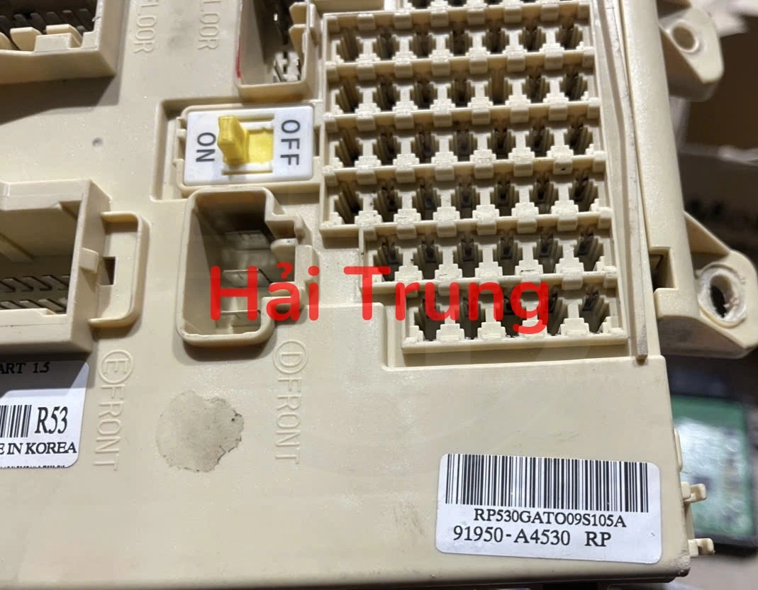 91950A4530 Hộp cầu trì trong xe Kia Rondo Tháo xe