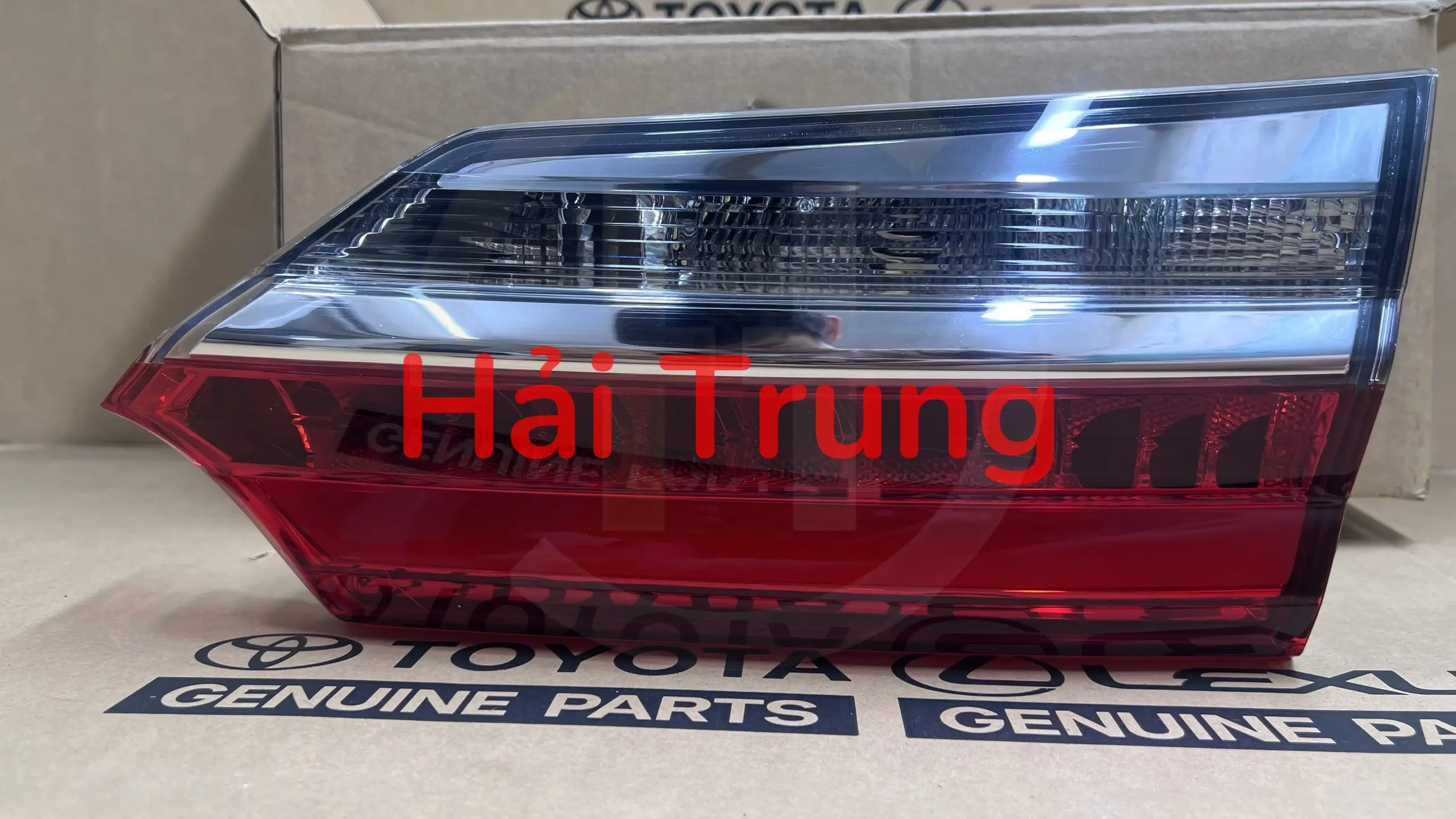 Đèn hậu trong Toyota Altis 2016-2018 chính hãng 81581-02A70 