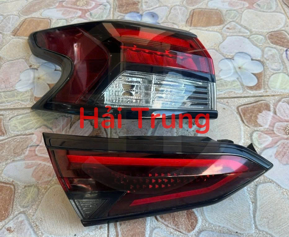 Đèn hậu trong, đèn hậu ngoài Nissan Almera