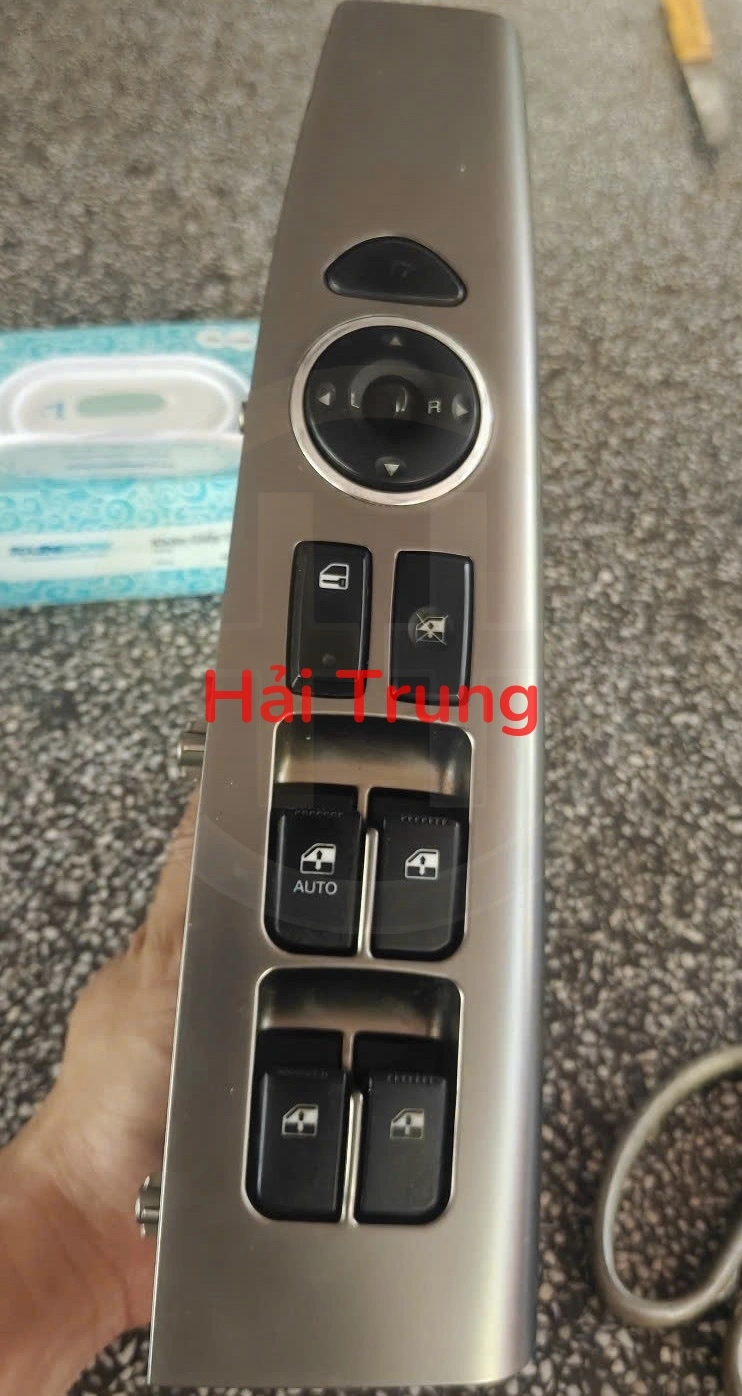 Cụm công tắc lên xuống kính liền ốp Hyundai Santafe 2010-2012 Tháo Xe 93570-2B430 935702B430