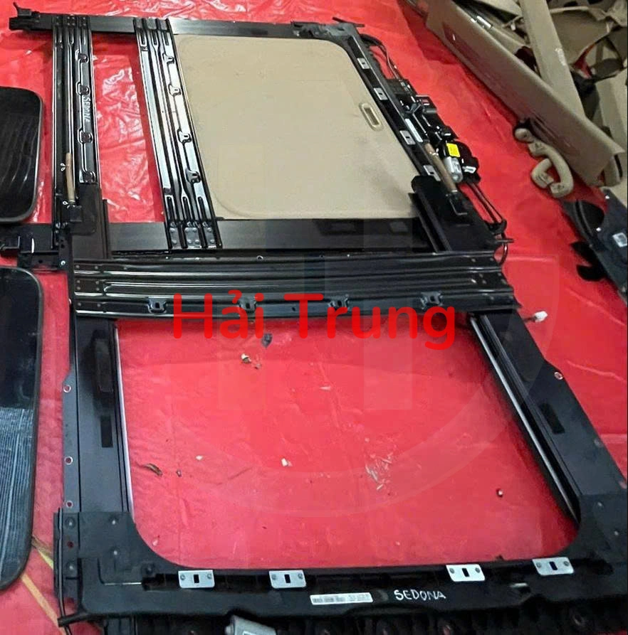 Khung cửa sổ trời Kia Sedona 2019 2020 Tháo Xe
