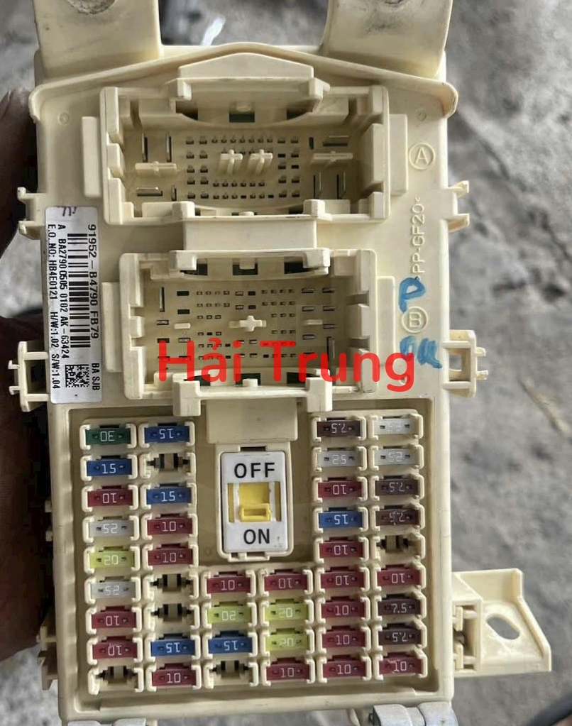 Tháo xe Hộp cầu chì trong xe Hyundai i10 2015-2018 91952B4790