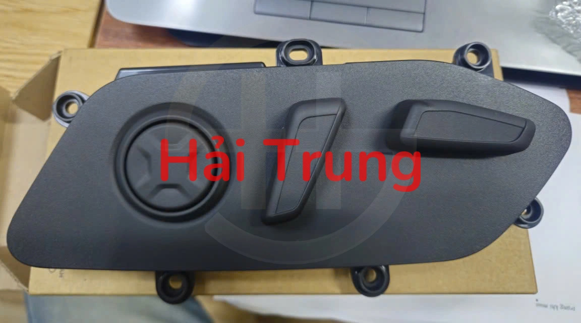 88070R0700OFB Ốp điều chỉnh ghế Kia Carnival 2022-2024