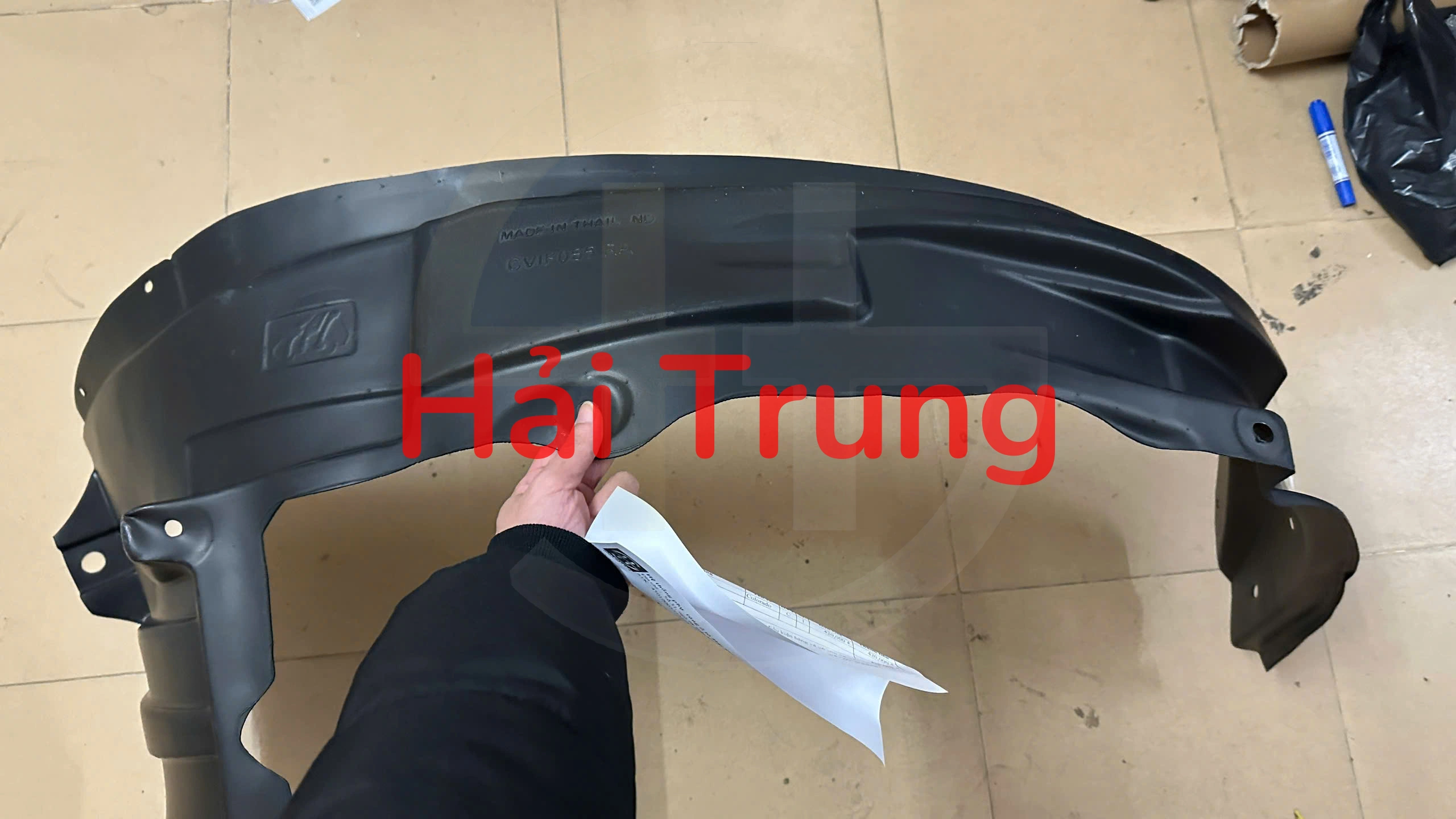 Chắn bùn lòng dè trước Chevrolet Colorado