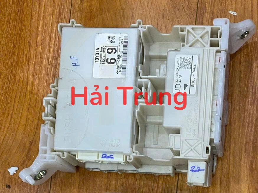 827300K260 Hộp cầu trì trong xe Toyota Hilux 2023 Tháo Xe