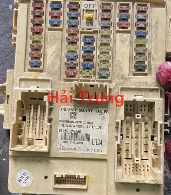 Tháo xe hộp cầu trì trong xe Hyundai Santafe 2015-2018 919502W560