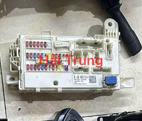 Tháo xe Hộp cầu trì trong xe Toyota Avanza 2022