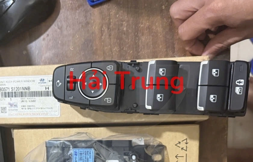 Công tắc lên xuống kính tổng Hyundai Santafe 2019-2024 93571S1201NNB