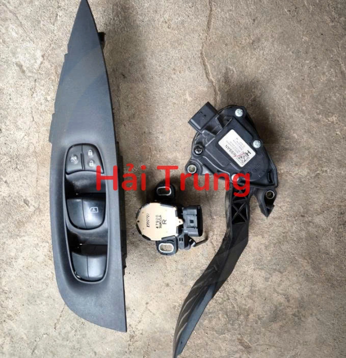 Công tắc lên xuống kính tổng Nissan X-Trail 2018 Tháo Xe