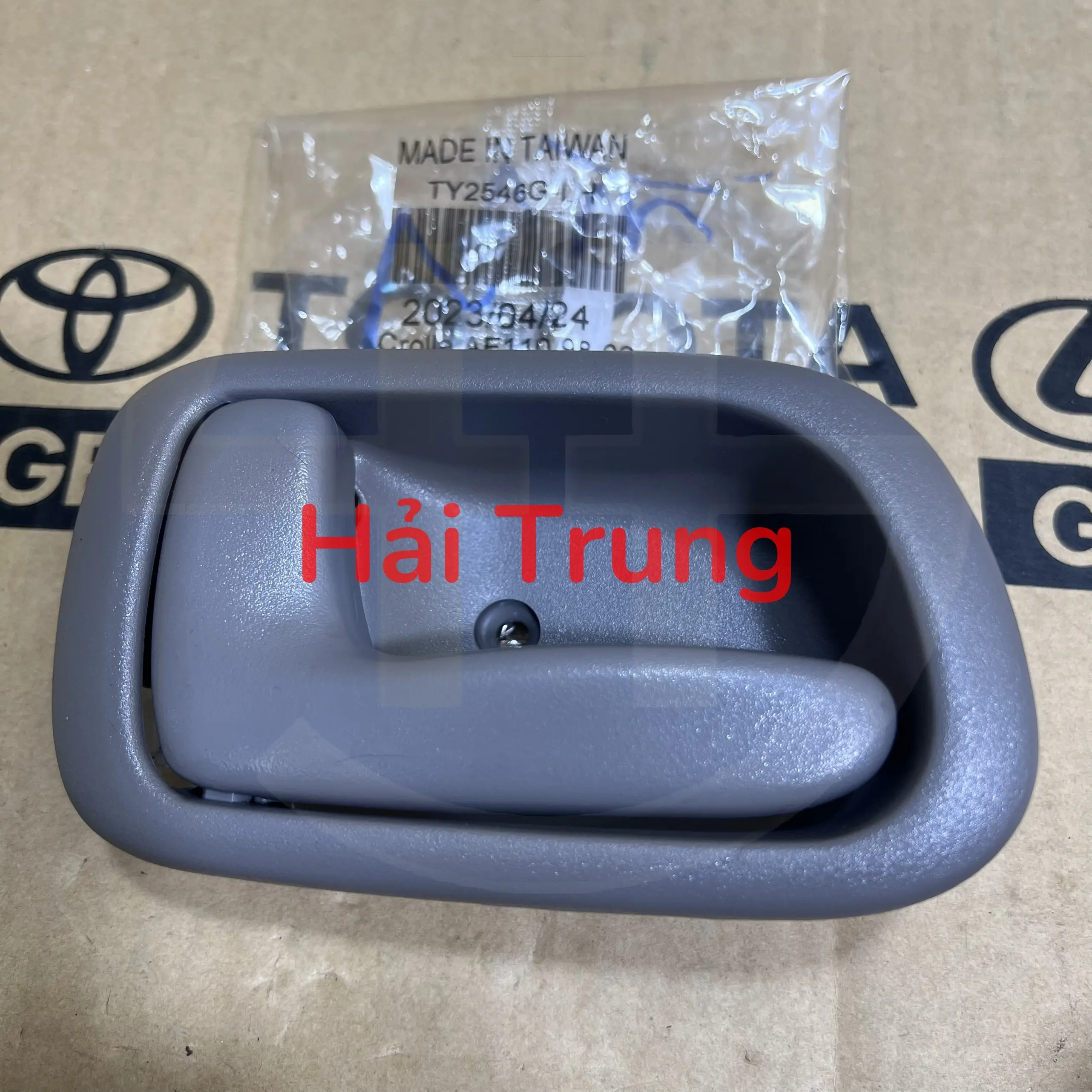 Tay mở cửa trong trái Toyota Corolla cao cấp