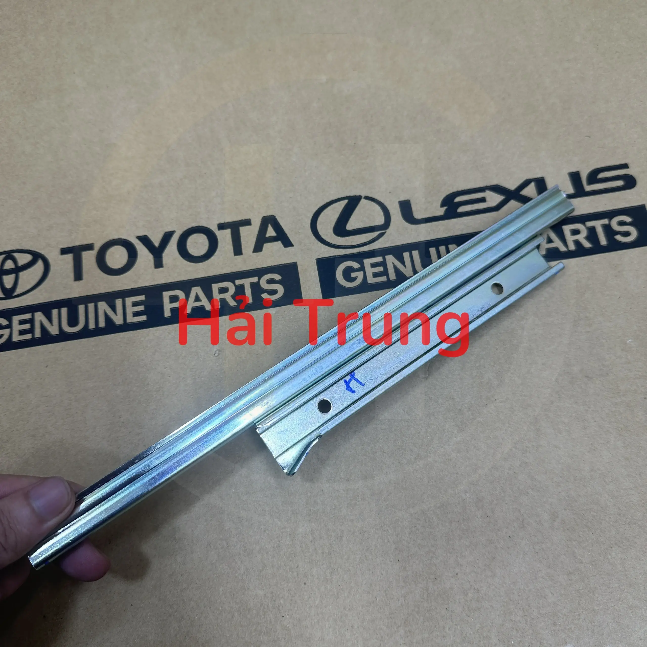 Day trượt kính sau phụ Camry chính hãng