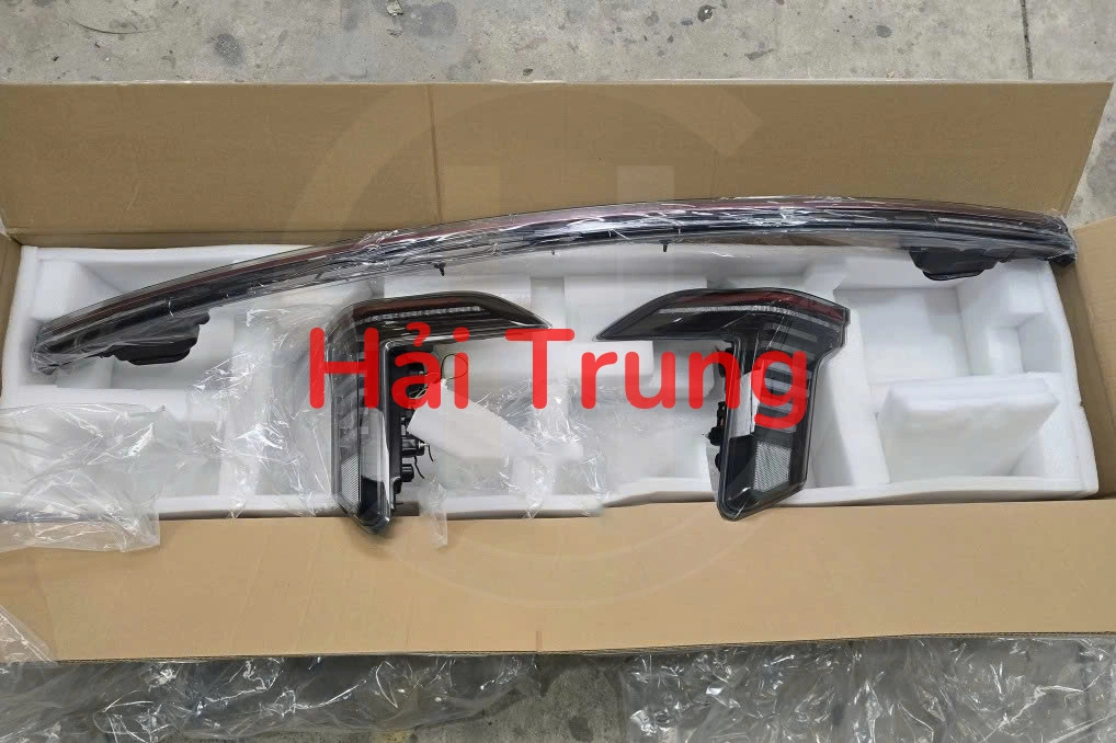 Đèn hậu Kia Carnival 2025 2026 bản nhập