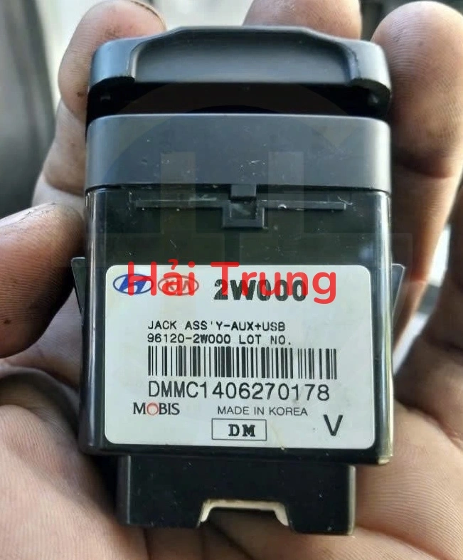 Giắc cắm AUX & USB Hyundai Santafe Tháo Xe 961202W000