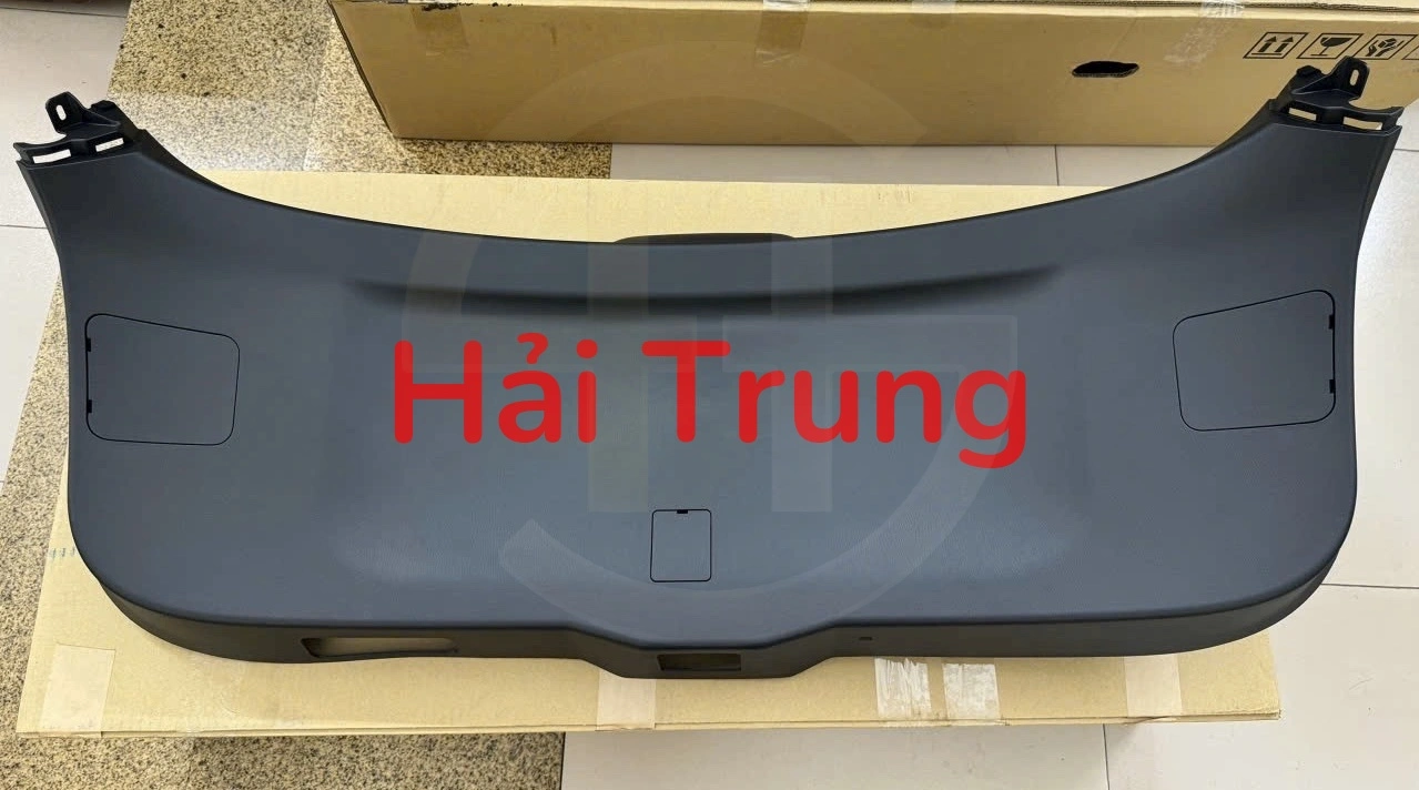 BHN968960B Ốp cửa hậu Mazda 3 2015-2018