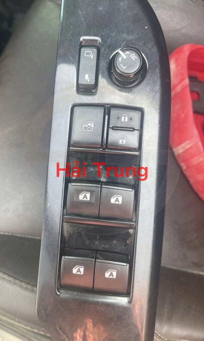 Công tắc kính tổng Toyota Fortuner Tháo Xe 84040-0K021