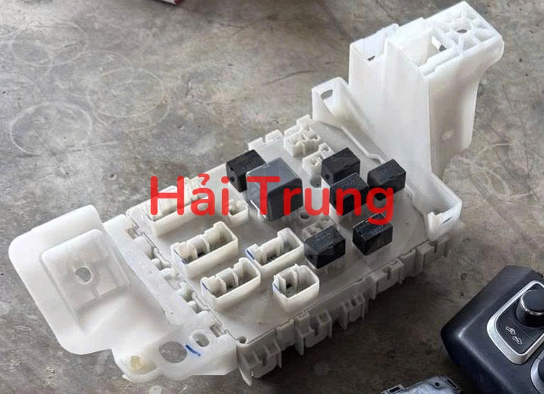 Hộp cầu trì trong xe Nissan X-trail Tháo Xe