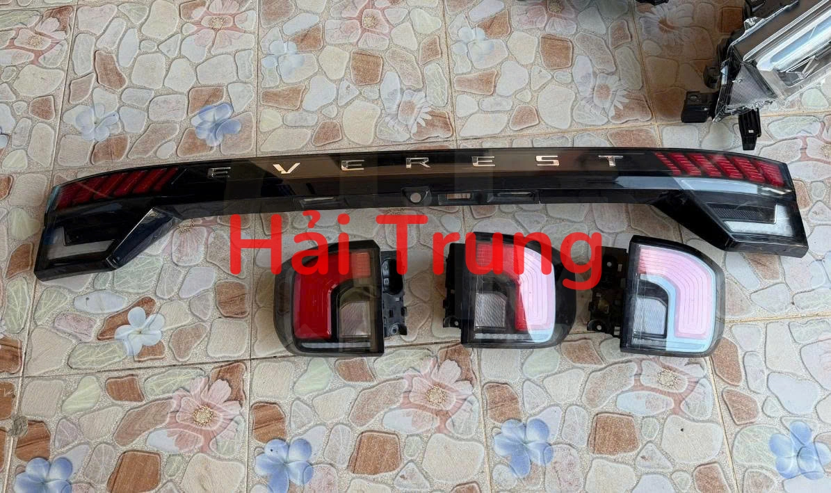 Đèn hậu trong ngoài Ford Everest 2023-2026 Led Tháo Xe Zin