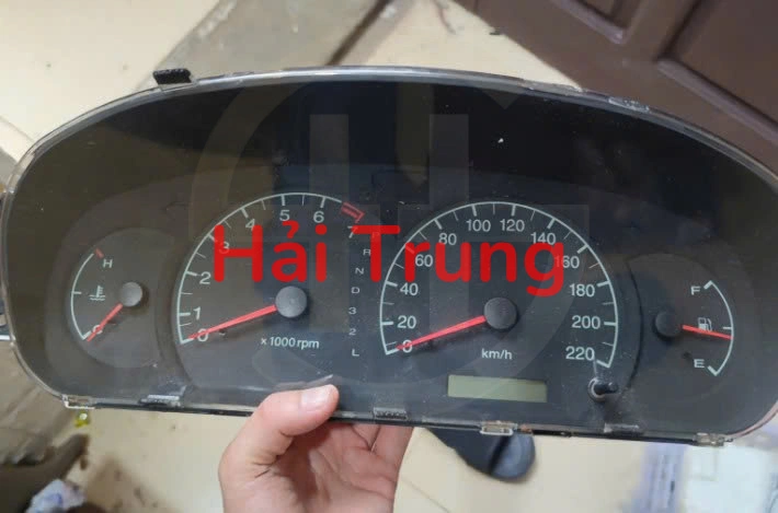Tháo xe đồng hồ táp lô Hyundai Elantra 2000