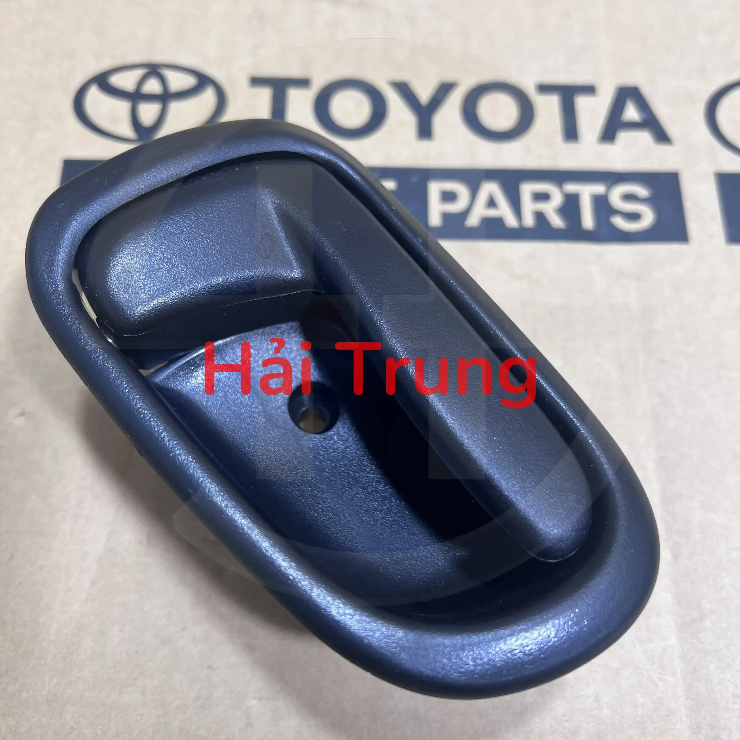 Tay nắm cửa trong Toyota Corolla hàng thường