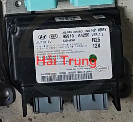 95910A4250 Hộp điều khiển túi khí Kia Carens, Rondo là phụ tùng rất quan trọng của xe cần thay thế. Hộp điều khiển túi khí Kia Carens, Rondo được sử dụng cho dòng xe Kia Carens, Rondo Hộp điều khiển túi khí Kia Carens, Rondo Hộp điều khiển túi khí Kia Carens, Rondo mới nhất Hộp điều khiển túi khí Kia Carens, Rondo chính hãng Hộp điều khiển túi khí Kia Carens, Rondo uy tín Hộp điều khiển túi khí Kia Carens, Rondo giá tốt Hộp điều khiển túi khí Kia Carens, Rondo chất lượng cao Hộp điều khiển túi khí Kia Carens, Rondo sản xuất mới Hộp điều khiển túi khí Kia Carens, Rondo đẹp Hộp điều khiển túi khí Kia Carens, Rondo bền bỉ Trong qua trình sử dụng do nhiều nguyên nhân khiến Hộp điều khiển túi khí Kia Carens, Rondo bị hư hỏng do vậy cần thay thế Hộp điều khiển túi khí Kia Carens, Rondo để đảm bảo thẩm mỹ và an toàn trong quá trình vận hành của xe. Căn tráiCăn giữaCăn phải 95910A4250 Hộp điều khiển túi khí Kia Carens, Rondo (Hộp điều khiển túi khí Kia Carens, Rondo tại phụ tùng Hải Trung) *Liên hệ với Phụ tùng Hải Trung: Nhập khẩu và phân phối: Phụ tùng Hải Trung Hotline: 024.8568 0597- 0382.777.186 Fanpage:https://www.facebook.com/PhutungotoHaiTrung Mail:phutunghaitrung@gmail.com Website:phutunghaitrung.vn