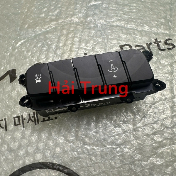 Công tắc cảnh báo táp lô Hyundai Elantra 2016-2021 93700F2010