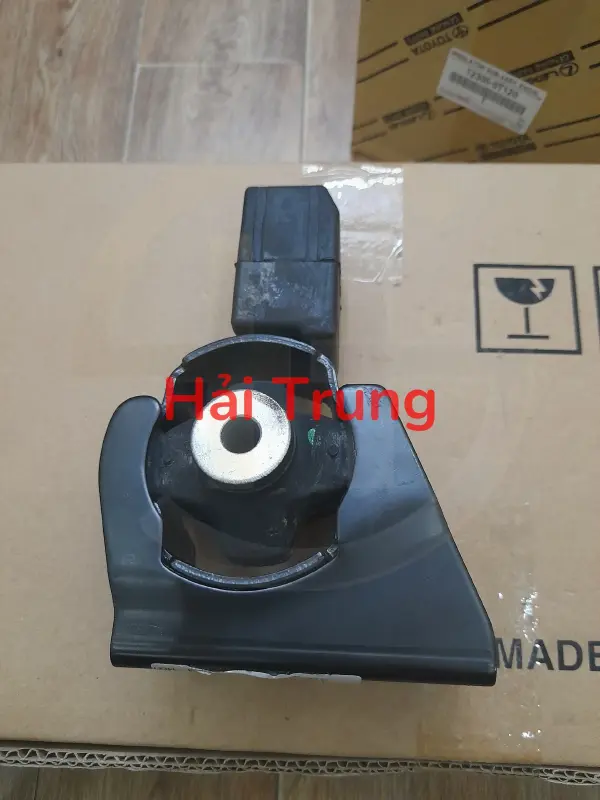 Chân máy trước đầu két nước Toyota Altis 2008-2013 chính hãng