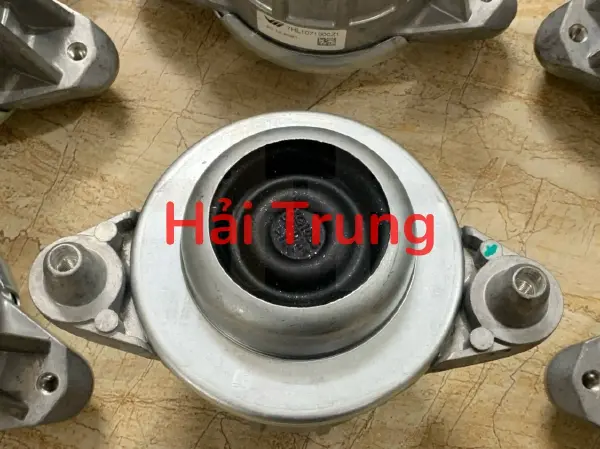 Chân máy Mercedes C200, C250, C300 W204 chính hãng Lemforder