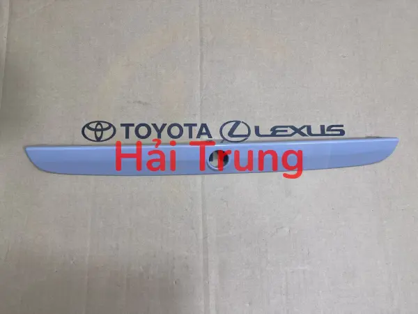 Ốp mở cốp sau Toyota Corolla chính hãng