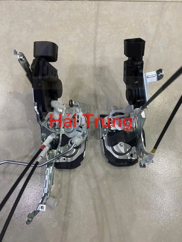 Khoá ngậm cửa sau Toyota Altis 2002-2006