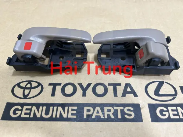 Tay mở cửa trong Toyota Camry chính hãng