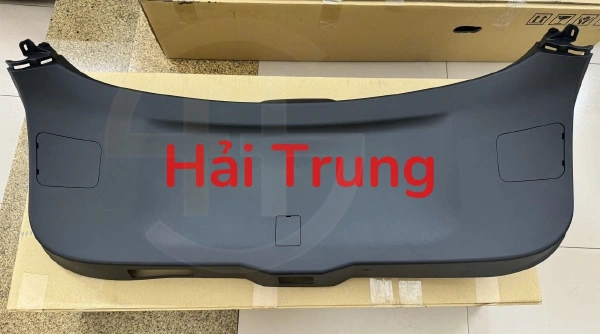 BHN968960B Ốp cửa hậu Mazda 3 2015-2018
