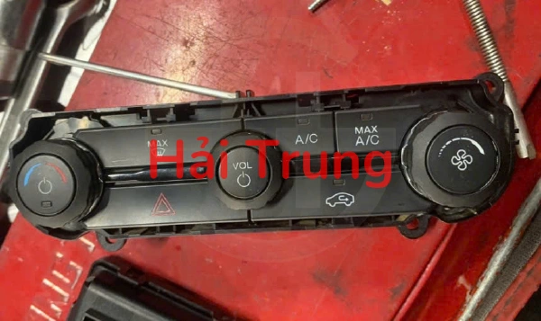 Bảng điều khiển điều hòa Ford Ranger 2023 Tháo xe