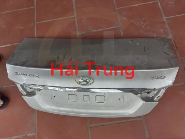Nắp cốp sau Hyundai Sonata 2009-2013 Tháo xe Zin keo chỉ là phụ tùng rất quan trọng của xe cần thay thế. Nắp cốp sau Hyundai Sonata được sử dụng cho xe Hyundai Sonata 2009. Hyundai Sonata 2010, Hyundai Sonata 2011, Hyundai Sonata 2012, Hyundai Sonata 2013 Nắp cốp sau Hyundai Sonata 2009 Nắp cốp sau Hyundai Sonata 2010 Nắp cốp sau Hyundai Sonata 2011 Nắp cốp sau Hyundai Sonata 2012 Nắp cốp sau Hyundai Sonata 2013 Trong qua trình sử dụng do nhiều nguyên nhân khiến Nắp cốp sau Hyundai Sonata bị hư hỏng do vậy cần thay thế Nắp cốp sau Hyundai Sonata để đảm bảo thẩm mỹ và an toàn trong quá trình vận hành của xe.