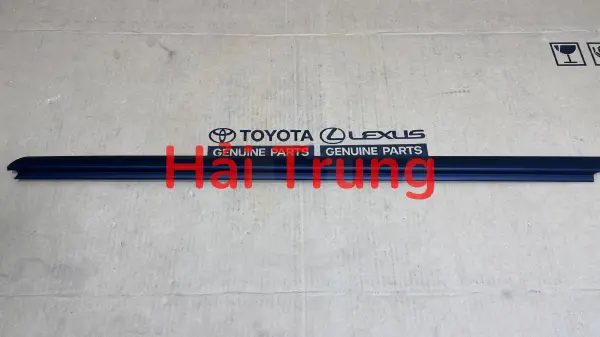 Nẹp chân kính cánh cửa trước Toyota Hiace chính hãng