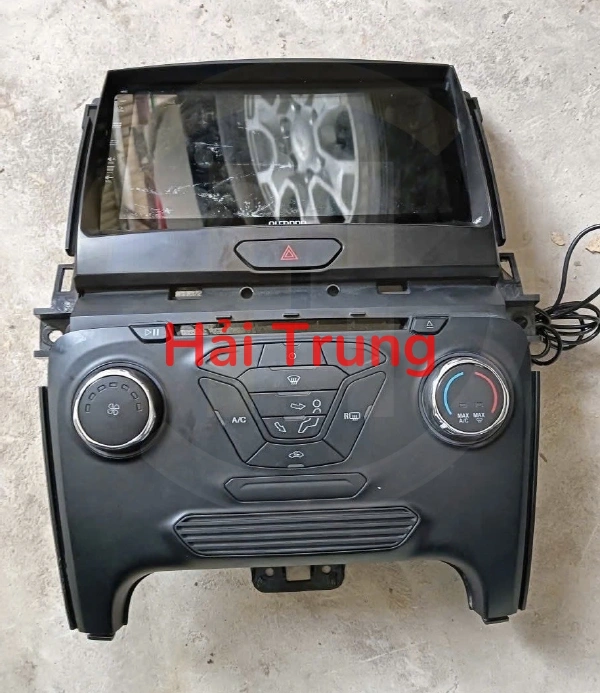 Tháo xe Màn hình trung tâm Ford Ranger 