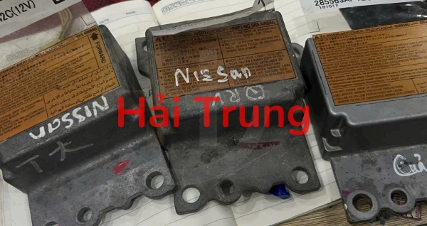 Hộp điều khiển túi khí Nissan Sunny Tháo xe