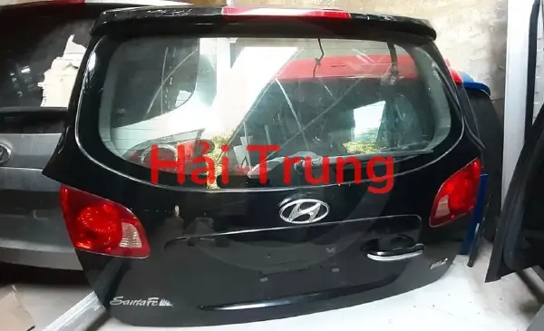 Cốp hậu Hyundai Santafe 2009-2012 Tháo xe Zin keo chỉ là phụ tùng rất quan trọng của xe cần thay thế. Cốp hậu Hyundai Santafe được sử dụng cho xe Hyundai Santafe 2009. Hyundai Santafe 2010. Hyundai Santafe 2011. Hyundai Santafe 2012 Cốp hậu Hyundai Santafe 2009 Cốp hậu Hyundai Santafe 2010 Cốp hậu Hyundai Santafe 2011 Cốp hậu Hyundai Santafe 2012 Trong qua trình sử dụng do nhiều nguyên nhân khiến Cốp hậu Hyundai Santafe bị hư hỏng do vậy cần thay thế Cốp hậu Hyunda