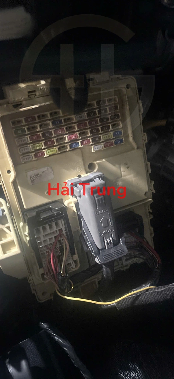 Hộp cầu trì trong xe Kia Seltos Tháo xe